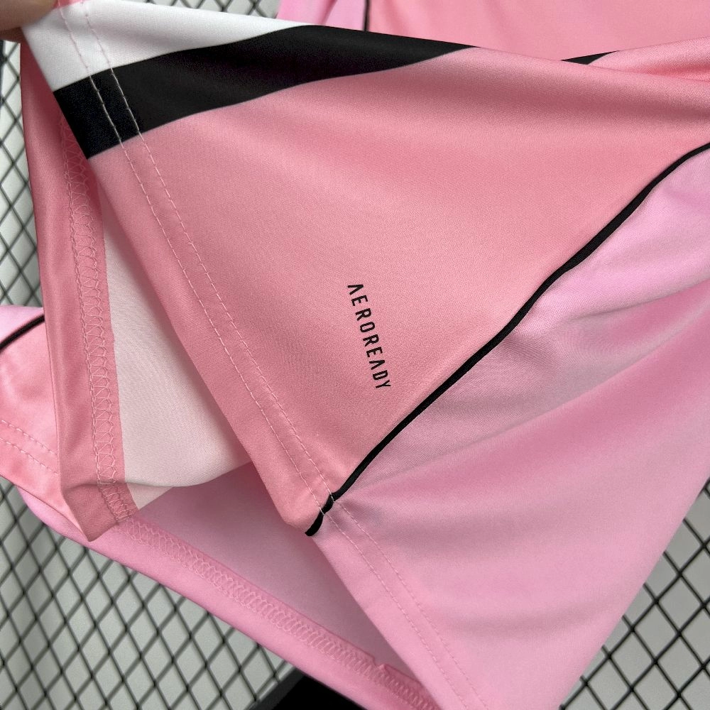 2025/25/26 قميص ليستر سيتي خارج ملعبه