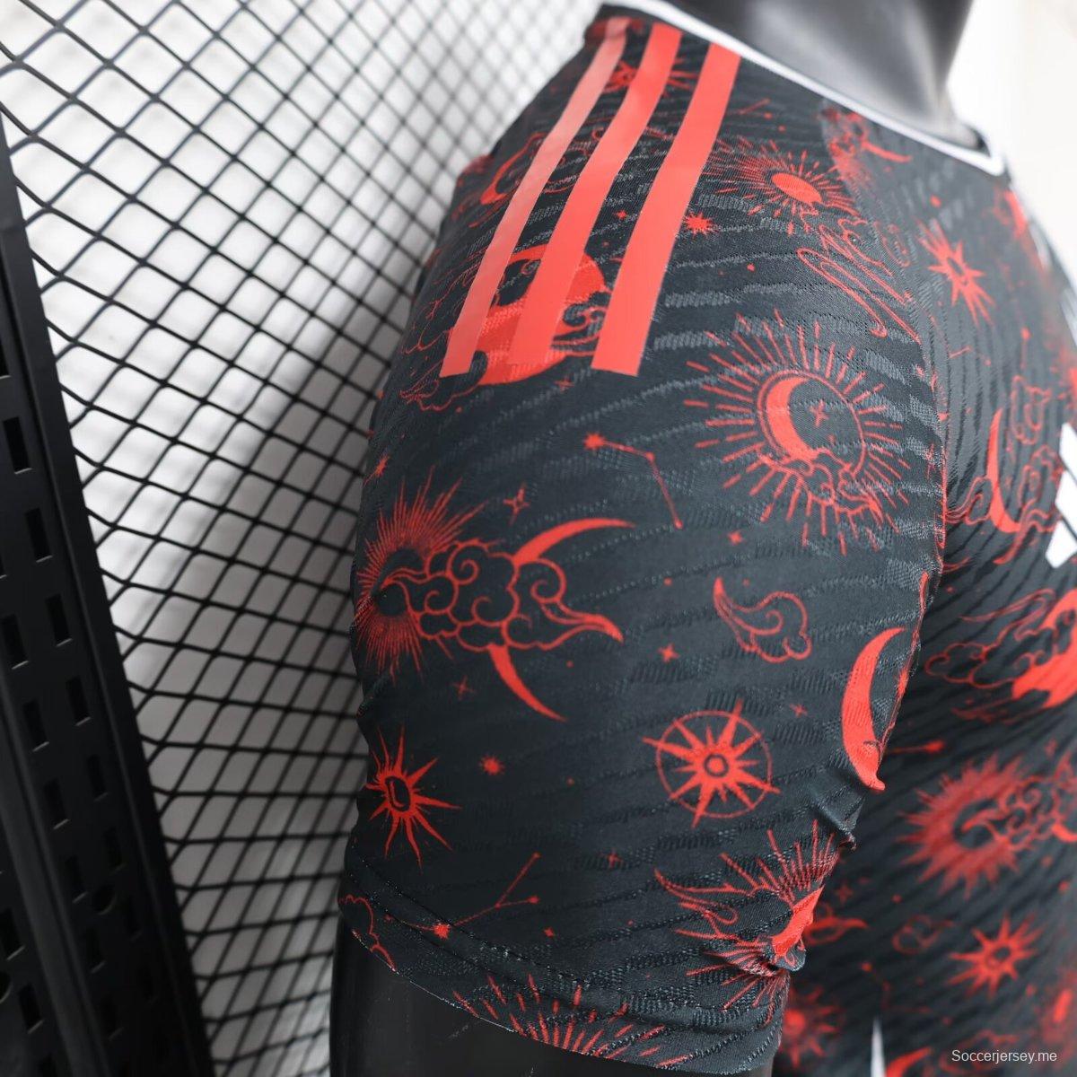 نسخة اللاعب 2024 قميص خاص من إصدار 2024 اليابان باللون الأسود المرصع بالنجوم والسماء المرصعة بالنجوم
