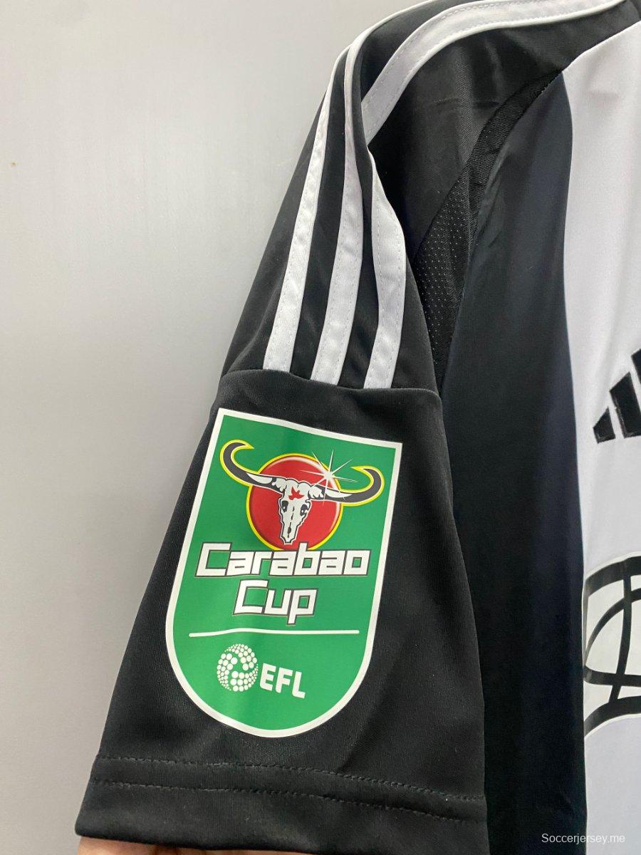 24/25 قميص نيوكاسل يونايتد في نهائي كأس رابطة الأندية الأوروبية لكرة القدم ضد ليفربول على أرضه