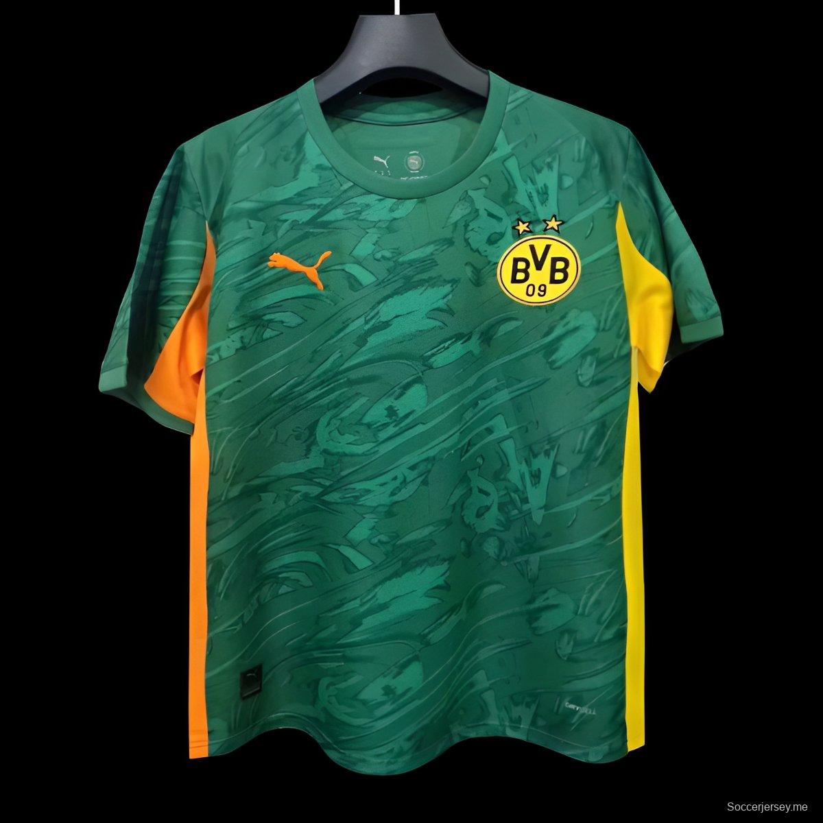 25/26 قميص بوروسيا دورتموند الأخضر خارج ملعبه
