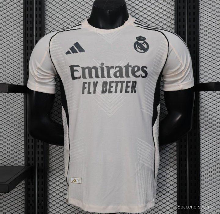 إصدار اللاعب 25/26 ريال مدريد أبيض مع قميص أبيض بنقشة مزخرفة