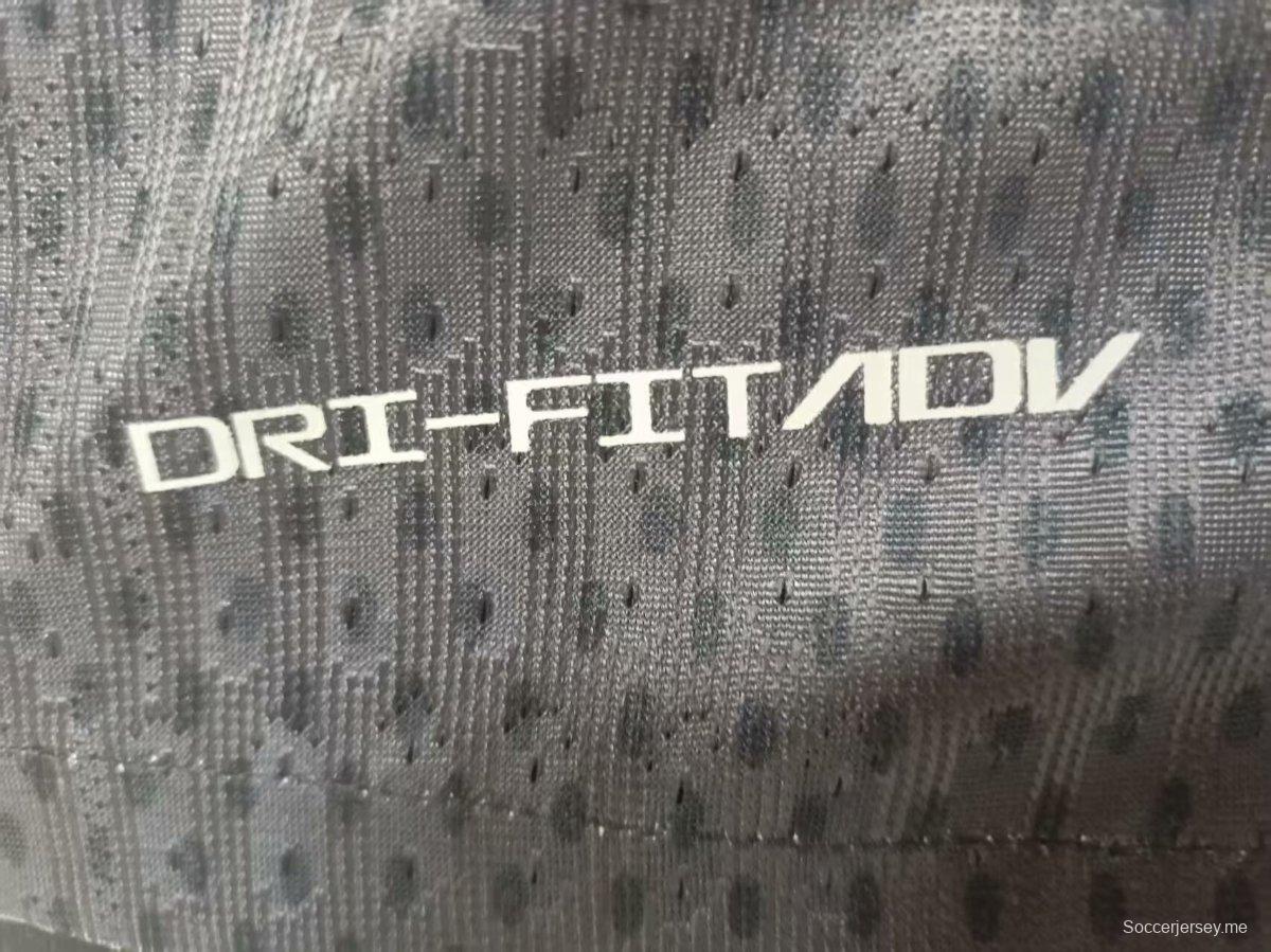 نسخة اللاعب 25/26 من قميص نادي برشلونة لكرة القدم أسود بخطوط بيضاء