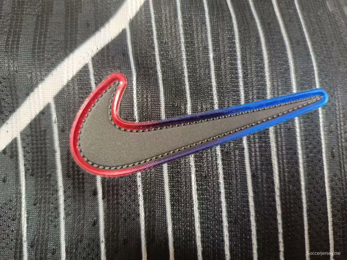 نسخة اللاعب 25/26 من قميص نادي برشلونة لكرة القدم أسود بخطوط بيضاء