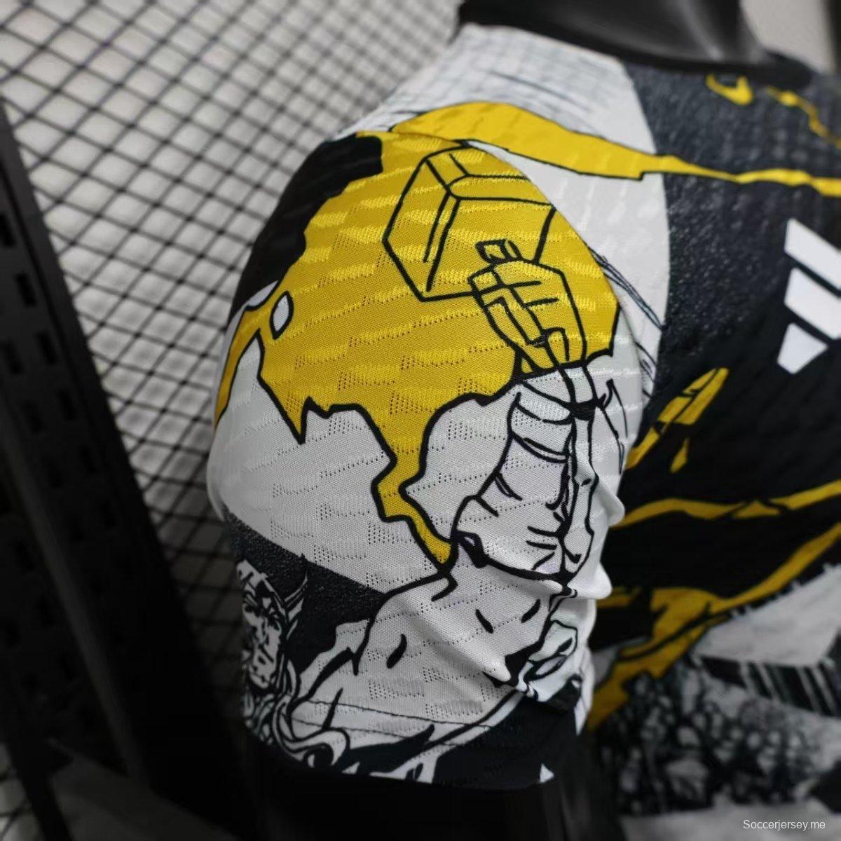 إصدار اللاعب 25/26 قميص ريال مدريد أفينجرز أبيض قبل المباراة