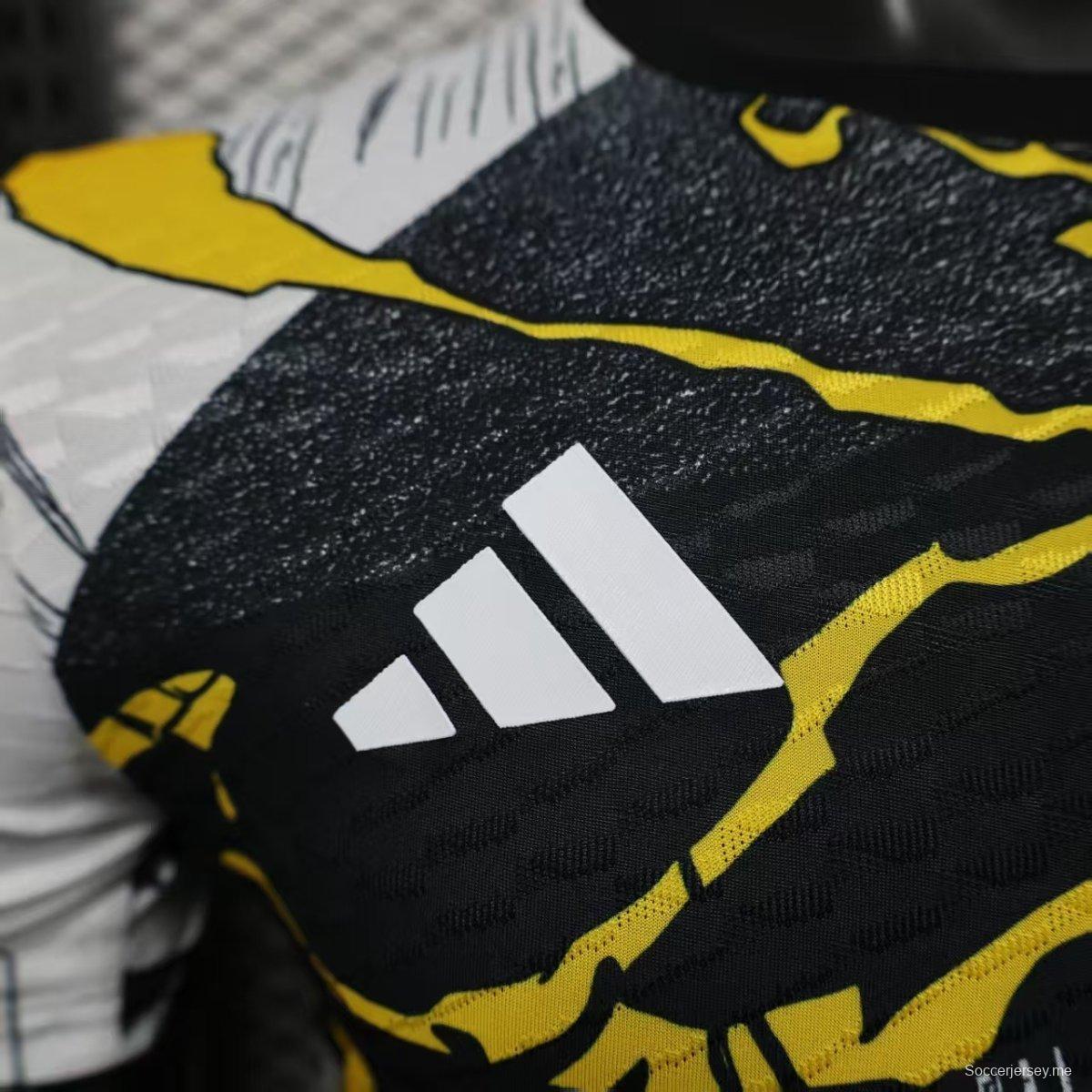 إصدار اللاعب 25/26 قميص ريال مدريد أفينجرز أبيض قبل المباراة