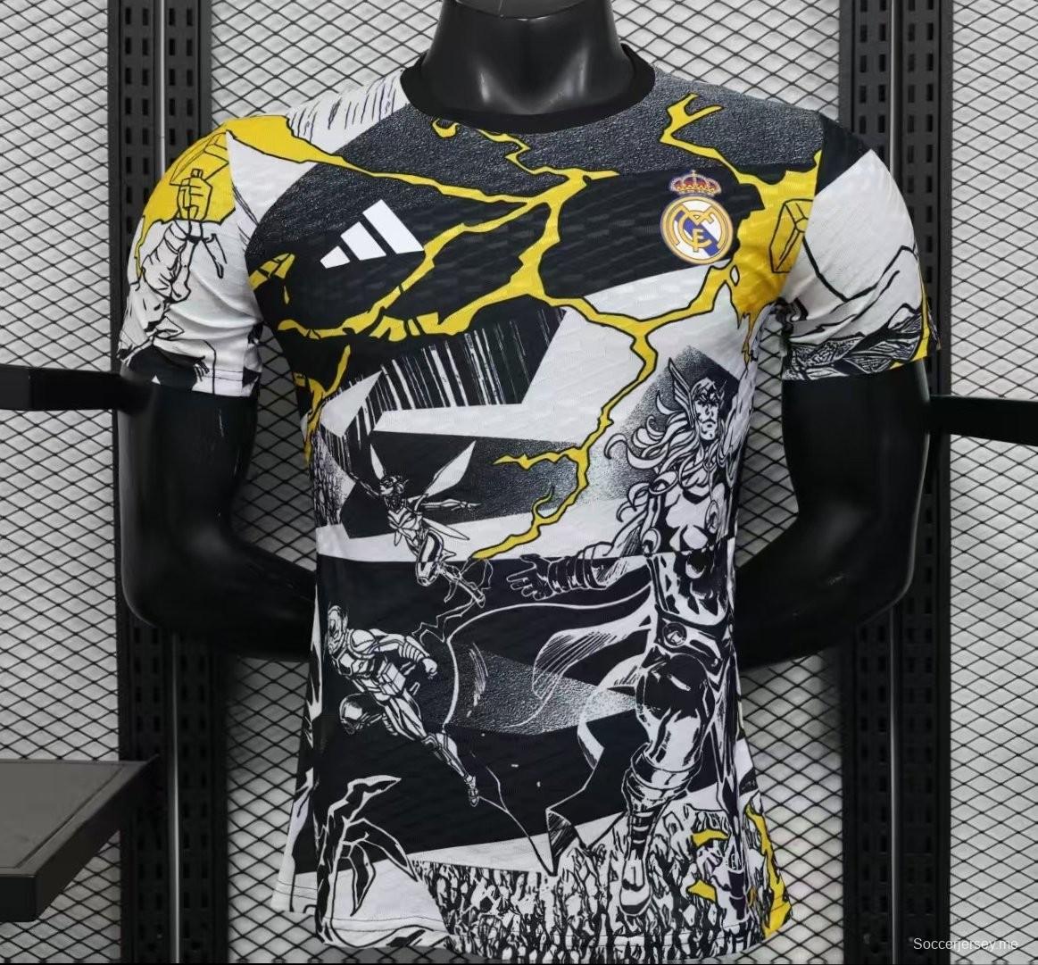 إصدار اللاعب 25/26 قميص ريال مدريد أفينجرز أبيض قبل المباراة