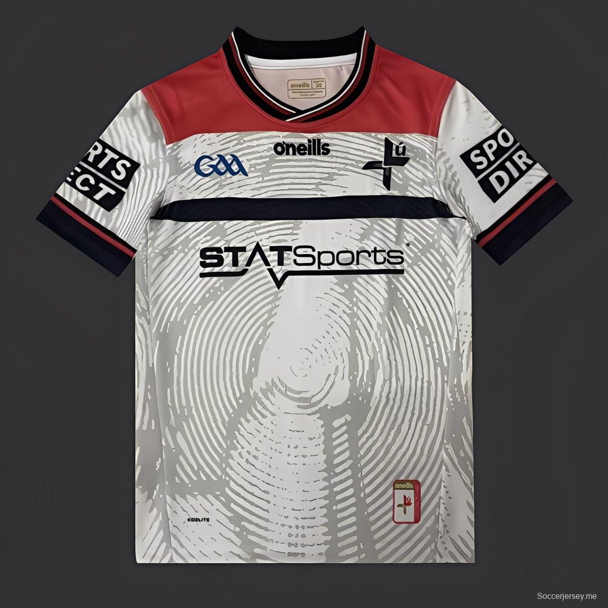 25/26 أطفال كيلدير GAA أبيض مع أكتاف حمراء وقميص بنمط دائري