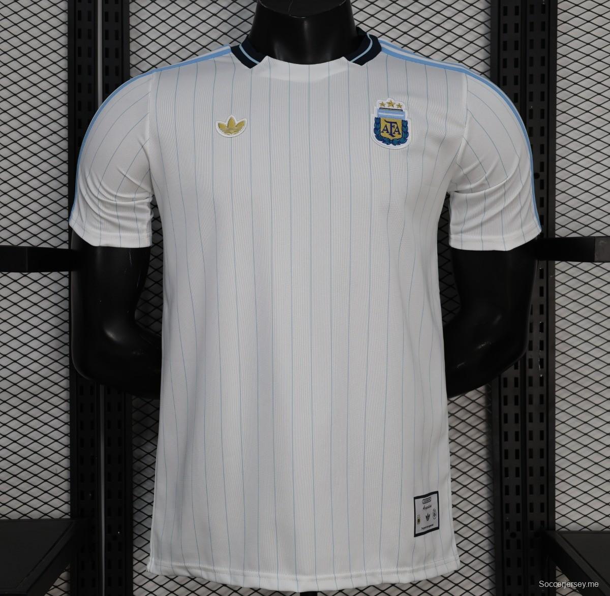 قميص اللاعب الإصدار 2026 الأرجنتيني الأبيض المزود بشعار "Terrace"