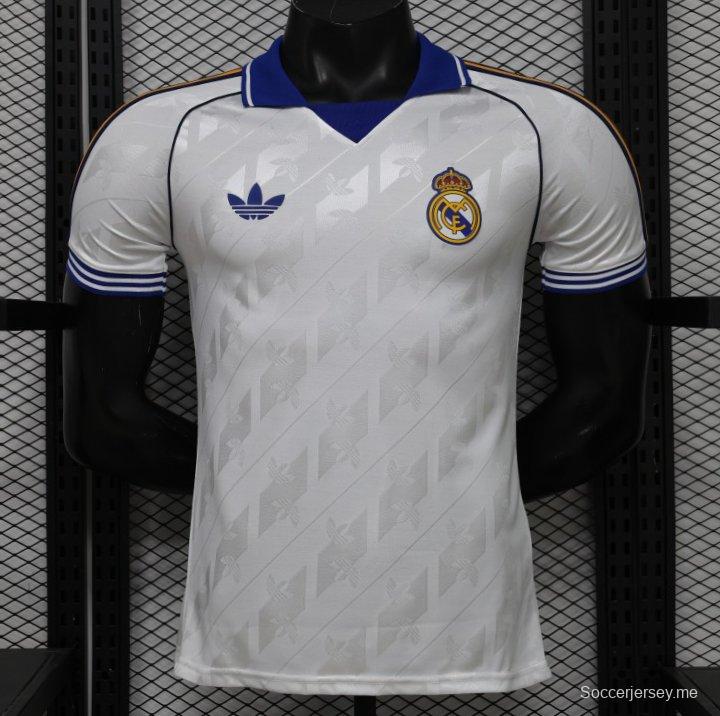 قميص اللاعب نسخة 26/27، قميص ريال مدريد الرسمي الأبيض بياقة زرقاء ونقشة جاكار