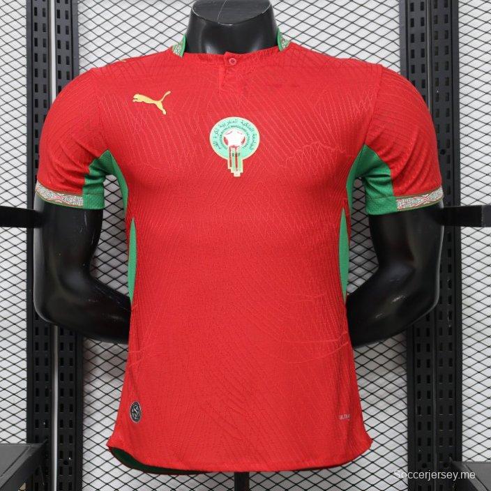 قميص الفريق الأول للمغرب باللونين الأحمر والأخضر، موسم 2026/2027