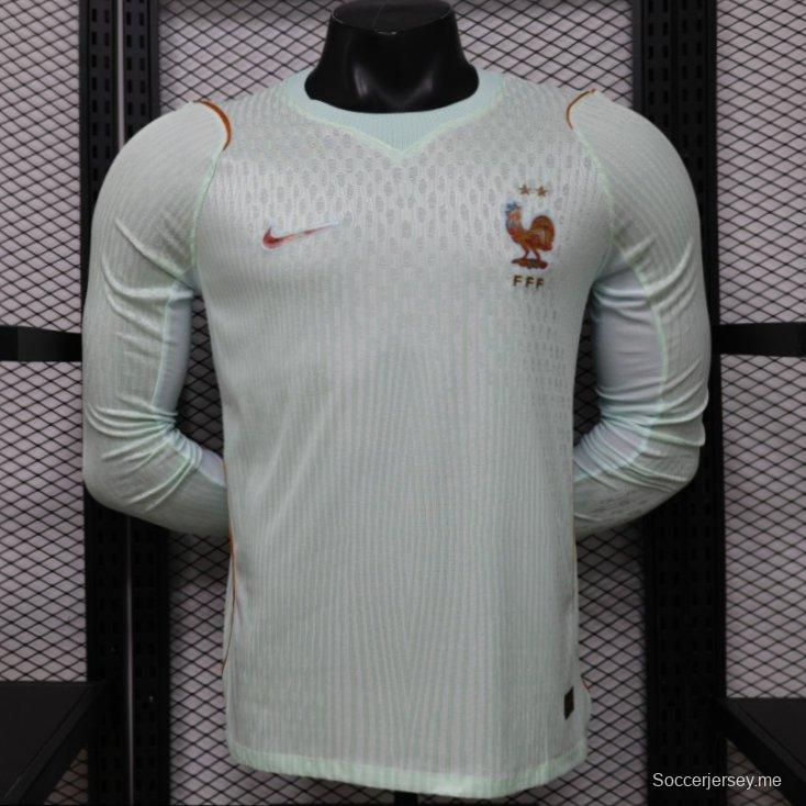 قميص اللاعب ذو الأكمام الطويلة باللون الأخضر الفاتح للعب خارج أرضه، نسخة 26/27، من دار سك العملة الفرنسية