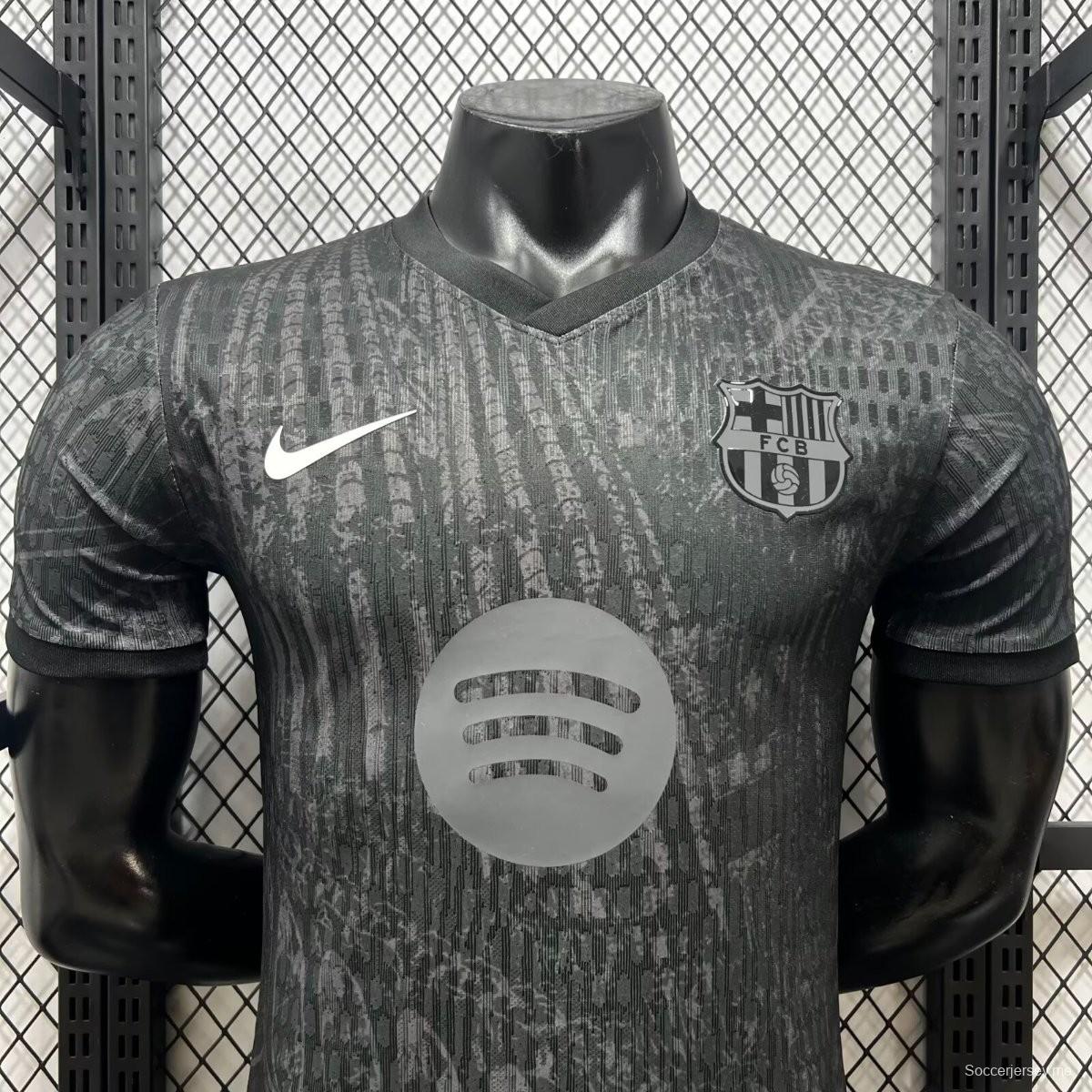 قميص كرة القدم الخاص بنادي برشلونة، إصدار خاص باللون الأسود، موسم 2025/2026