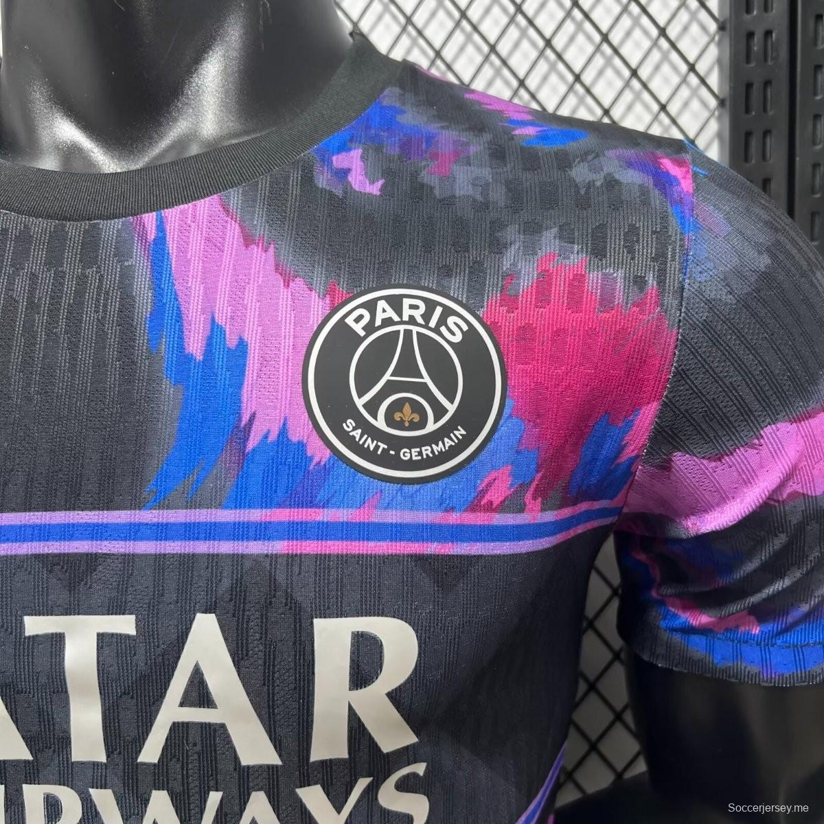قميص كرة القدم الخاص باللاعب، إصدار 25/26، باريس سان جيرمان (PSG)، أسود ووردي وأزرق، إصدار خاص