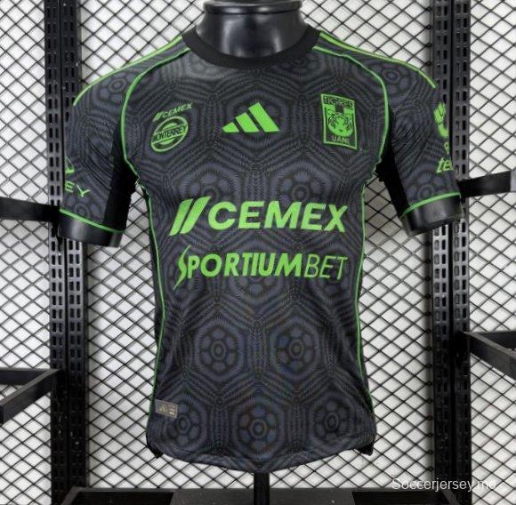 قميص اللاعب رقم 25/26 لفريق تيغريس UANL من أديداس، الطبعة الثالثة / الطبعة الخاصة باللون الأسود (نسخة SPORTIUMBET)