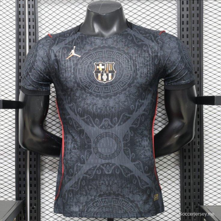 قميص لاعب نسخة 26/27 لفريق برشلونة، إصدار خاص باللونين الأسود الداكن والأحمر
