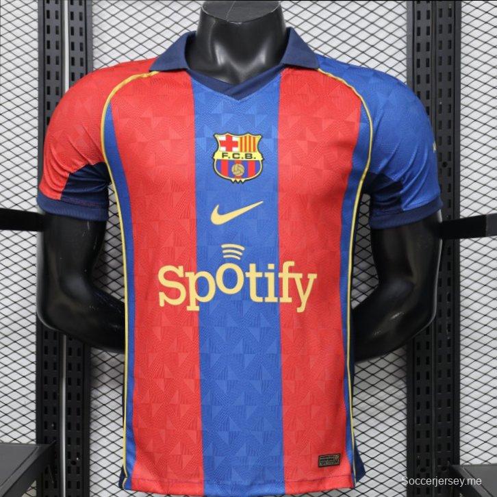 قميص اللاعب نسخة 26/27 لفريق برشلونة، قميص المباراة الرئيسية باللونين الأحمر والأزرق المخطط