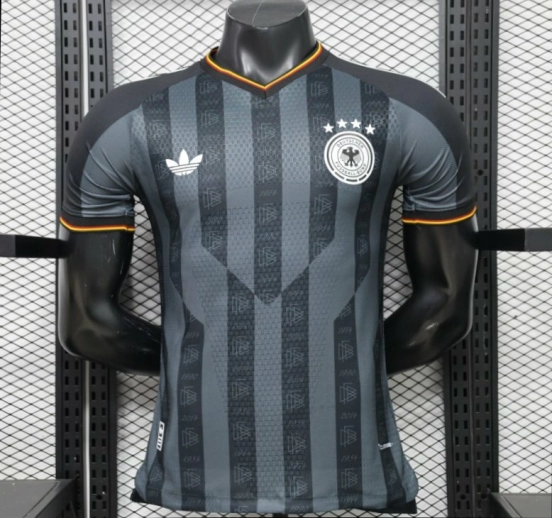 قميص اللاعب الإصدار 2026 ألمانيا باللون الرمادي الداكن مع شريط يرمز إلى سنوات الفوز بالبطولة