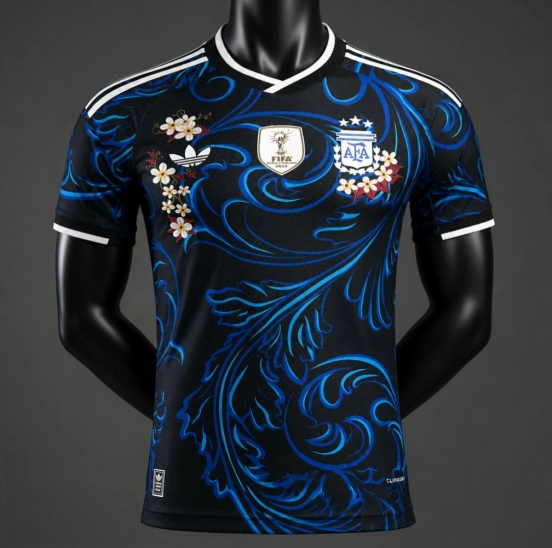 قميص لاعب خاص باللون الأبيض الفاتح من إصدار «Floral Edition» للمنتخب الأرجنتيني خارج أرضه، إصدار 2026